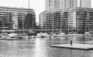 Une femme seule à Buenos Aires, dans le quartier de Puerto Madero. Photo : Diogo A. Figueira.