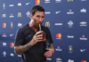 Le champion du monde Messi buvant du maté dans la zone mixte.