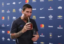 El campeón del mundo Messi tomando mate en la zona mixta.