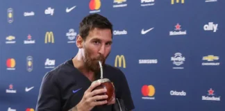 El campeón del mundo Messi tomando mate en la zona mixta.