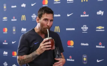 Le champion du monde Messi buvant du maté dans la zone mixte.