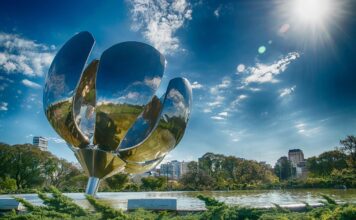 Symbole du tourisme de la ville, la sculpture métallique Floralis Genérica est une visite obligée des tous ceux qui passent 3 jours à Buenos Aires. ©Pixabay