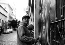 El grafitero de San Telmo, Mario Abad Mario Abad frente al taller de Pepe Simón, San Telmo