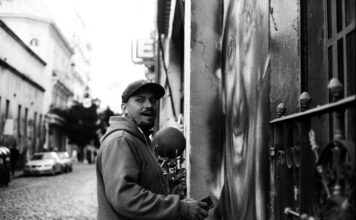 Mario Abad frente al taller de Pepe Simón, San Telmo
