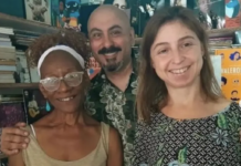 Posando con lectoras. Roberto Ruiz Sena (en el centro), fundador de Malungo Libros, la librería de la feria del parque centenario que reivindica lo afro en Buenos Aires. Foto: Malungo Libros.